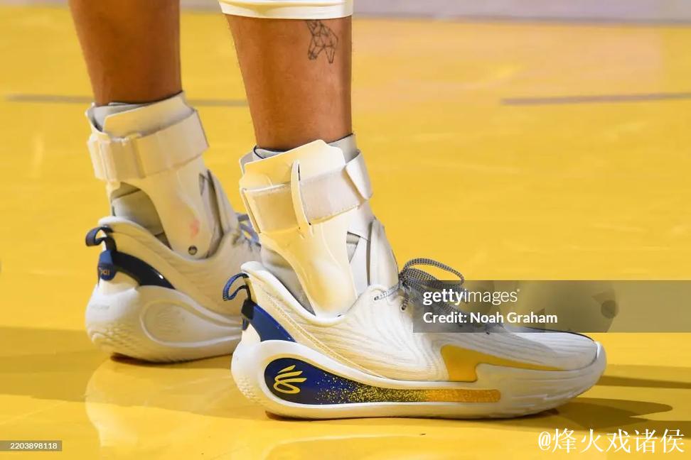 巴特勒抢前场篮板 库里大号三分命中 巴特勒抢前场篮板 库里大号三分命中